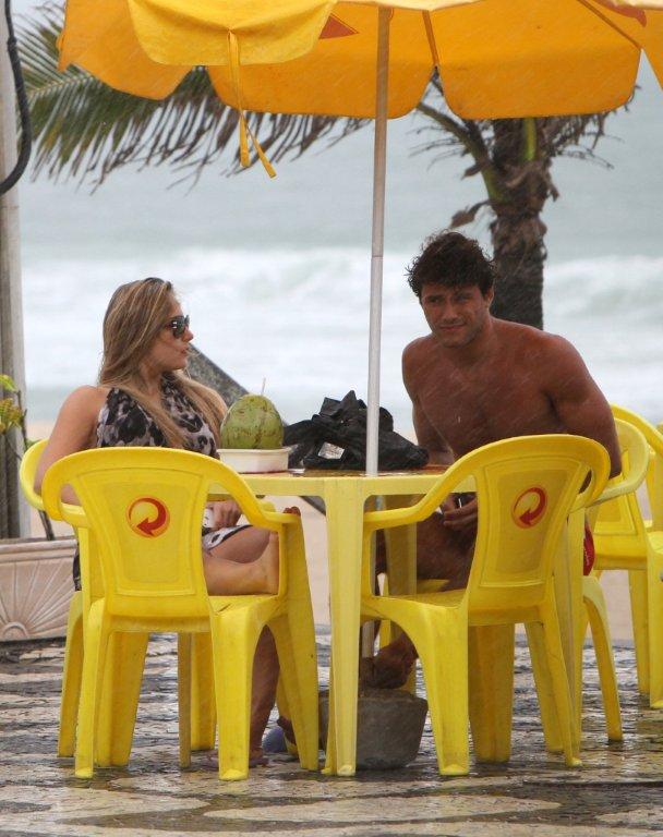 A ex-BBB Renata em quiosque da praia de Ipanema (Foto: André Freitas / AgNews)