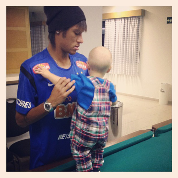 Neymar passou o Dia dos Namorados, na terça-feira, 12, com o filho, Davi Lucca. 'Meu Dia dos Namorados', escreveu o craque, que está solteiro,  no Twitter