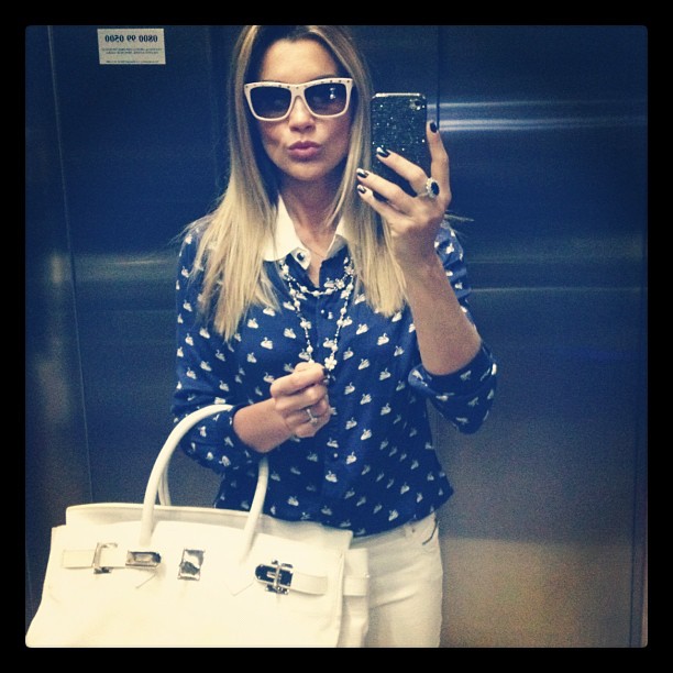 Flavia Alessandra fotografa o próprio look em um elevador (Foto: Reprodução / Twitter)