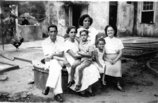 Caetano veloso com os pais, a prima Daia e as irmãs Bethania e Nicinha (Foto: Divulgação)