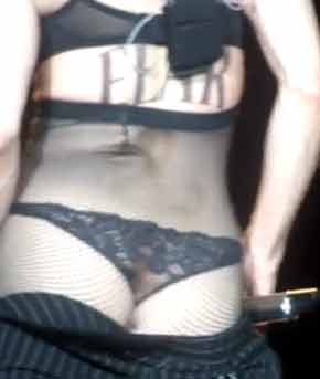 Madonna mostra o bumbum durante show, em Roma (Foto: Reprodução/YouTube)