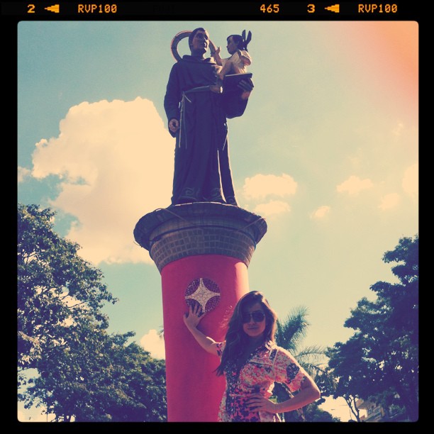 Sabrina Sato posa com Santo Antônio (Foto: Reprodução/Instagram)
