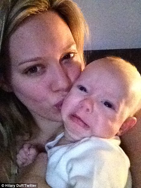 Hilary Duff posta foto com o filho (Foto: Reprodução/Twitter)