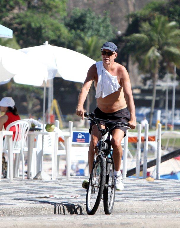 Marcos Caruso anda de bicicleta no Leblon, no Rio (Foto: André Freitas/AgNews)