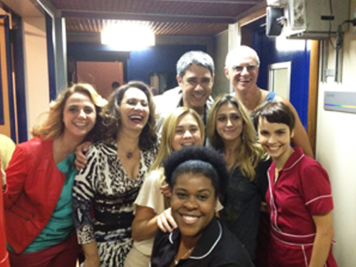 William Bonner, Adriana Esteves, Debora Falabella, Eliane Giardini e elenco de "Avenida Brasil" (Foto: Twitter/Reprodução)