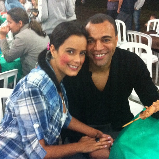 Luciele Di Camargo posa ao lado do marido, Denilson, em festa junina (Foto: Reprodução / Twitter)