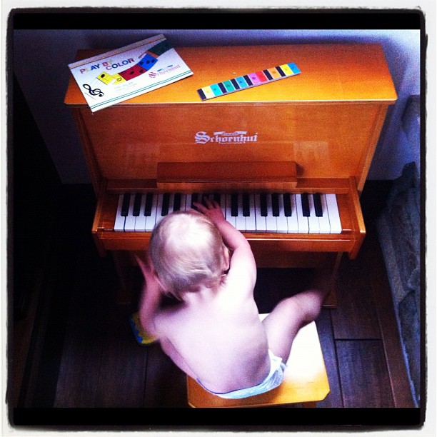 A pequena Willow, filha de pInk, tocando piano (Foto: Reprodução/Twitter)
