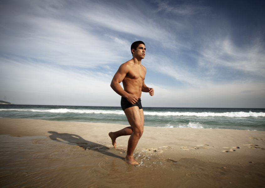 Douglas Sampaio corre na areia da praia da Barra da Tijuca, na Zona Oeste do Rio, vizinha à do Recreio dos Bandeirantes, onde o ator mora com sua família