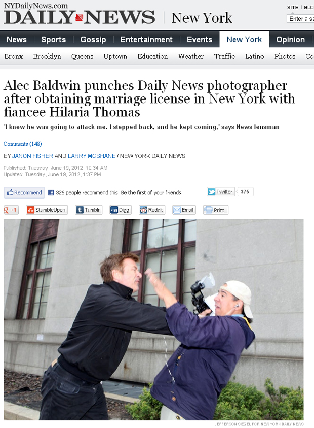 Alec Baldwin agride fotógrafo (Foto: Reprodução / NYDailyNews.com)