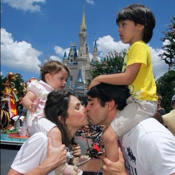 Carol Celico posta foto com Kaká e os filhos (Foto: Instagram / Reprodução)