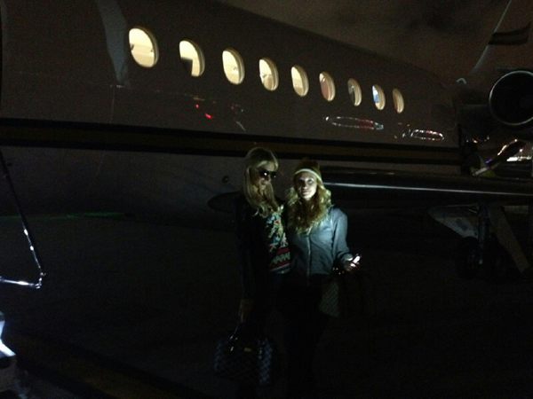Paris Hilton antes de embarcar rumo a São Paulo (Foto: Twitter/ Reprodução)