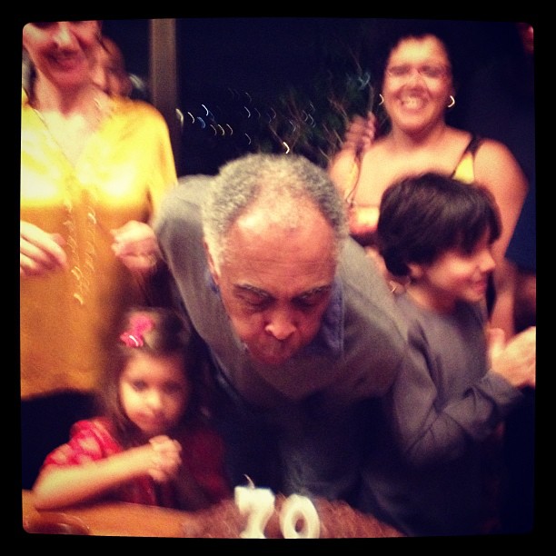 Regina Casé posta foto de Gilberto Gil comemorando seus 70 anos (Foto: Reprodução/Instagram)