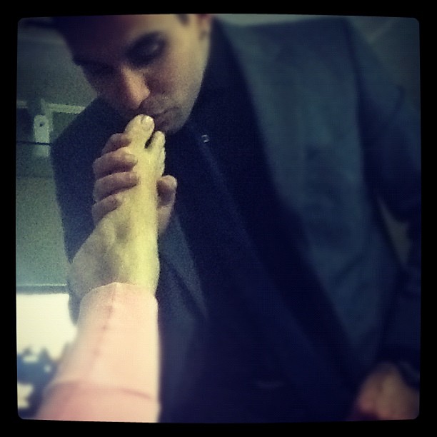 Marido beija os pés de Kelly Key (Foto: Reprodução/Instagram)