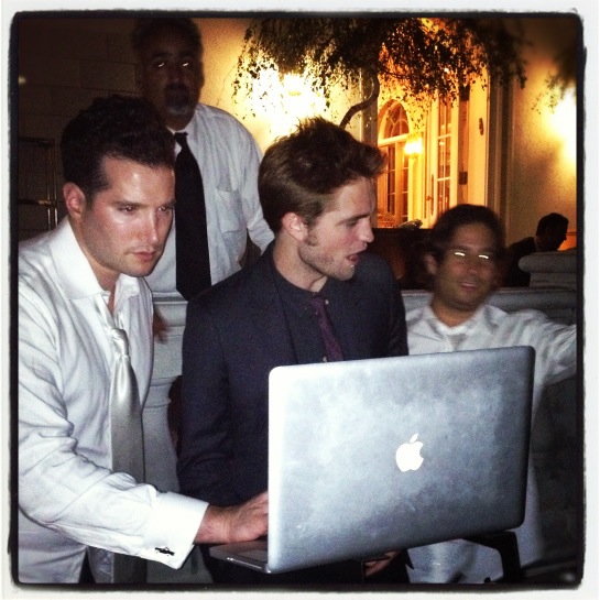 Robert Pattinson vira DJ da festa de casamento de amigos (Foto: Reprodução/Twitter)