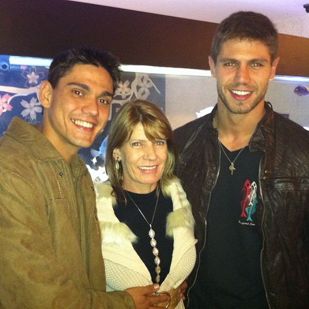 Jonas ex-bbb, mãe e irmão Rafael (Foto: Reprodução / Twitter)