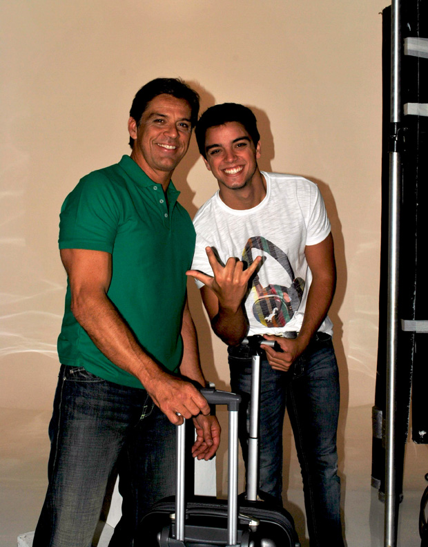 Beto e Rodrigo Simas nos bastidores de sessão de fotos para loja (Foto: Rodrigo Chaves / Divulgação)
