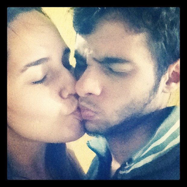 Perlla posta foto beijando o marido (Foto: Instagram / Reprodução)