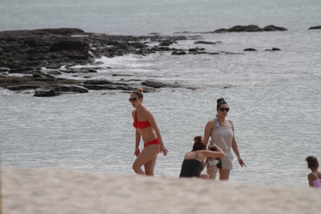 Jennifer Lopez aproveitou o sol desta sexta-feira, 29, para curtir a praia de Fortaleza