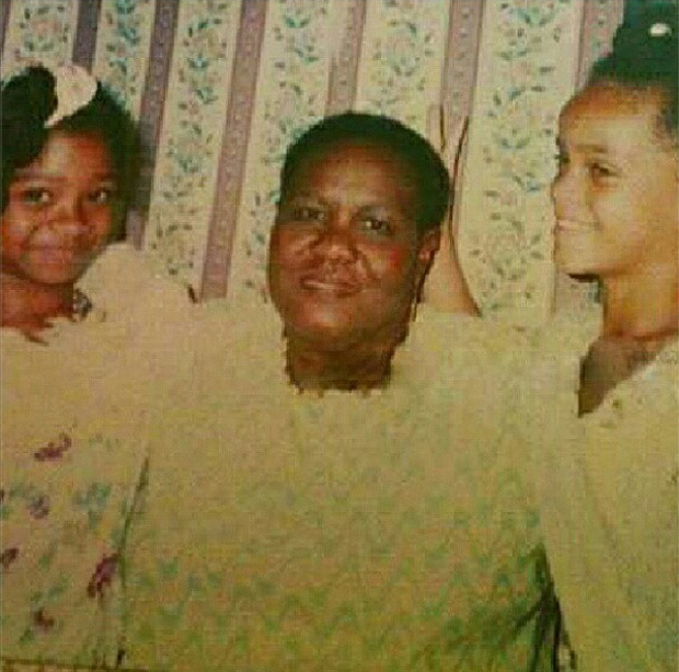 Rihanna (à direita) publica foto na infância ao lado da avó