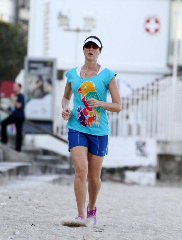 Luana Piovani correndo na Orla (Foto: André Freitas / AgNews)