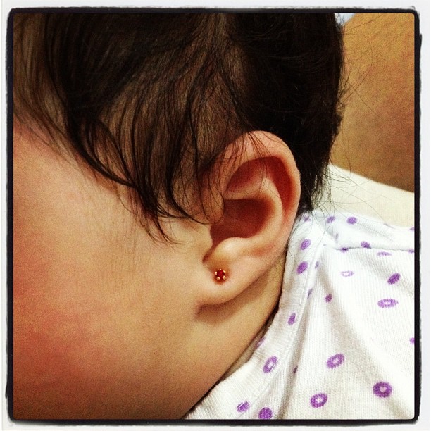 Filha de Perlla fura a orelha (Foto: Reprodução/Instagram)