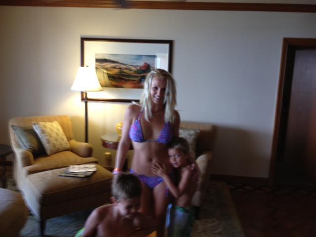 Britney Spears arrasou ao mostrar o corpão só de biquíni. Ela curtia férias com os filhos no Havaí no dia 5.