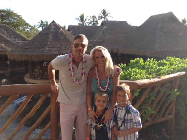 Britney Spears  no Havaí com o noivo, Jason Trawick, e os filhos Sean Preston e Jayden James (Foto: Twitter/ Reprodução)