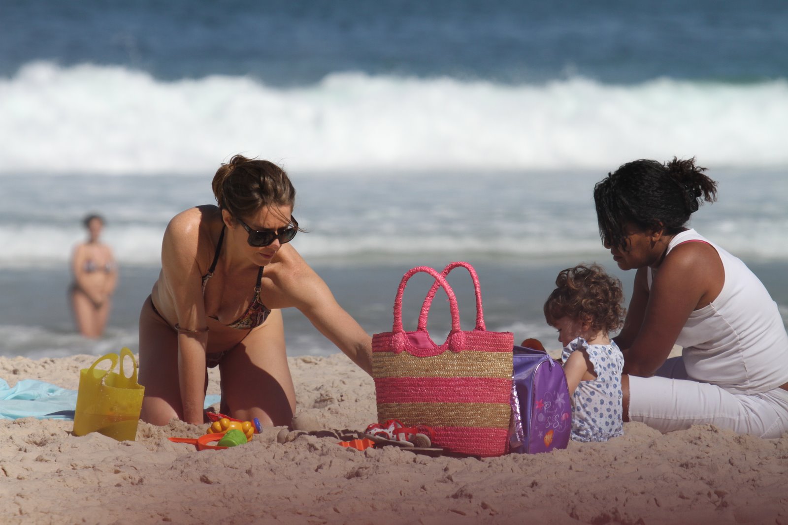 Letícia Spiller esteve na praia da Barra da Tijuca, na Zona Oeste do Rio, com a filha Stella, de um ano