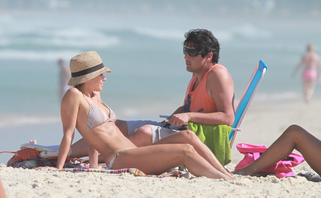 Carolina Dieckmann e Bruno De Luca na praia da Barra da Tijuca, Zona Oeste do Rio, nesta quinta-feira, 5