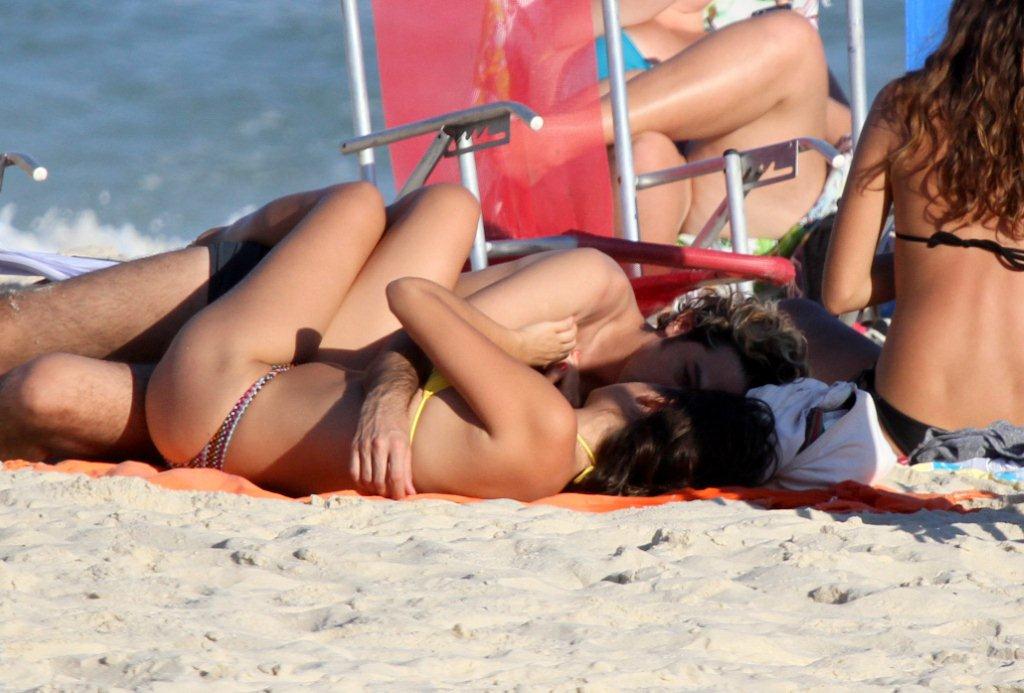 Bruno Mazzeo trocou carinhos com a namorada, Joana Jabace, uma das diretoras da novela 'Avenida Brasil'. O casal esteve na praia do Leblon, na Zona Sul do Rio, nesta quinta-feira, 5