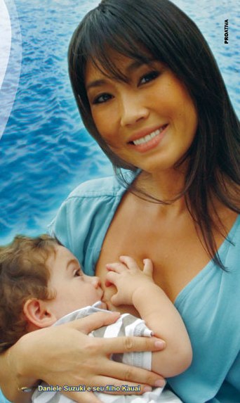 Dani Suzuki posa com o filho para campanha de amamentação (Foto: Divulgação)