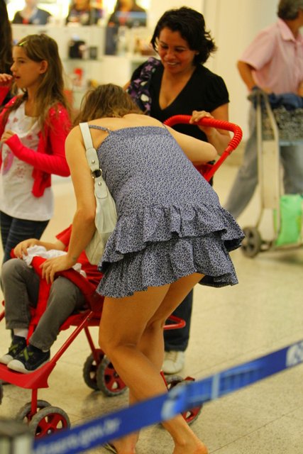 Maria Paula estava usando um vestidinho no aeroporto esta semana e, sem querer, empolgada com o filho no carrinho, quando se abaixou para falar com o menino, mostrou a calcinha. 
