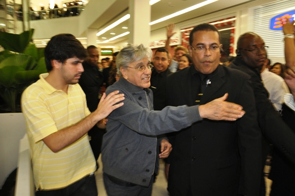 Caetano Veloso causa tumulto em shopping (Foto: Genilson Coutinho/Divulgação)