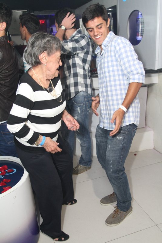 Felipe Simas dançando com a bisavó (Foto: Anderson Borde / AgNews)