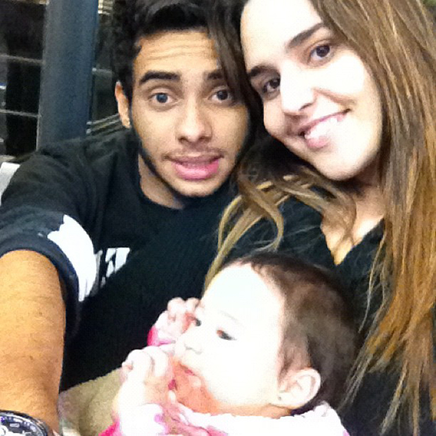 Perlla e família no aeroporto (Foto: Instagram / Reprodução)