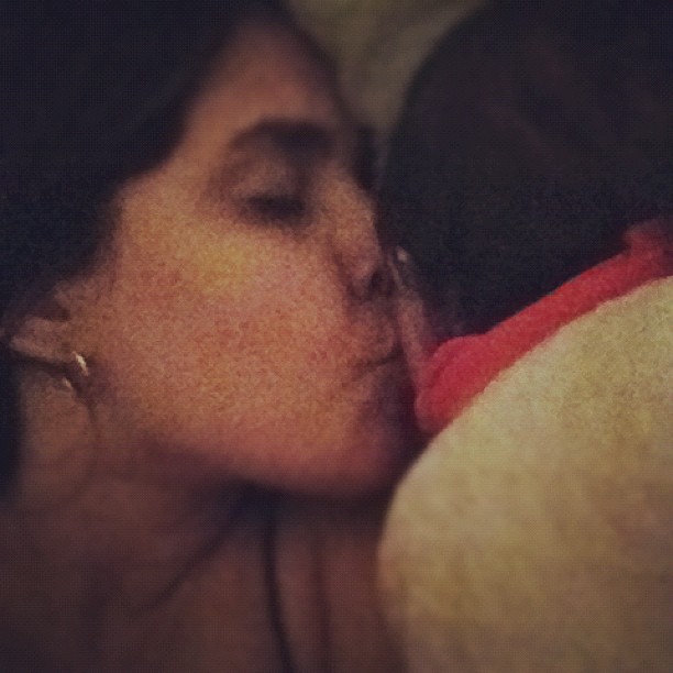 Perlla beija a filha, Pérola (Foto: Instagram)