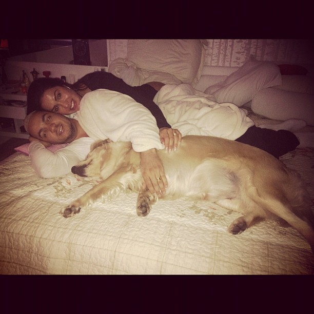 Belo e Gracyanne com seu cachorro (Foto: Reprodução/Instagram)