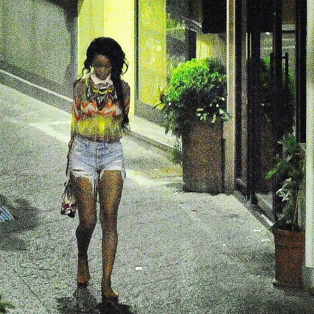 Rihanna descalça em foto no Instagram (Foto: Reprodução / Instagram)