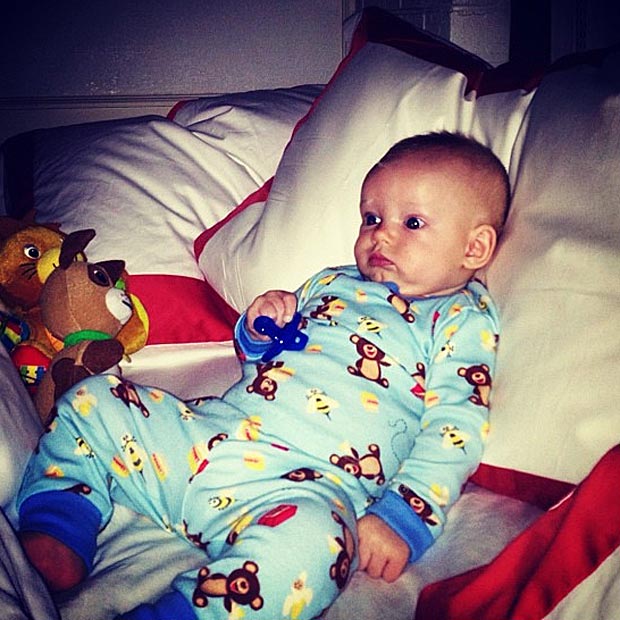 Hilary Duff posta foto do filho (Foto: Twitter/Reprodução)