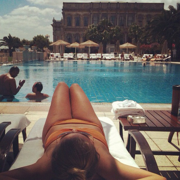 Juliana Silveira posta foto na piscina (Foto: Instagram / Reprodução)