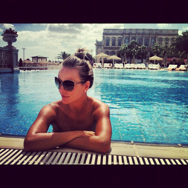 Juliana Silveira posta foto na piscina (Foto: Instagram / Reprodução)