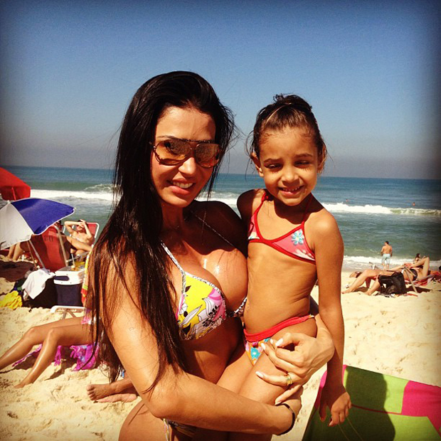 Gracyanne Barbosa posa foto com Maria Eduarda (Foto: Instagram / Reprodução)