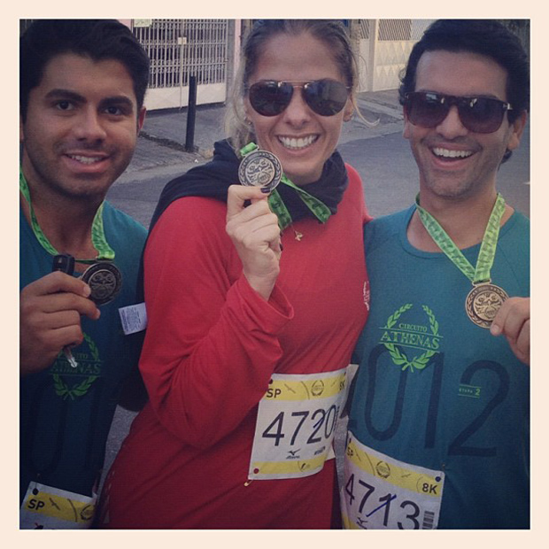 Após corrida, Adriane Galisteu posta foto com medalhas (Foto: Instagram / Reprodução)