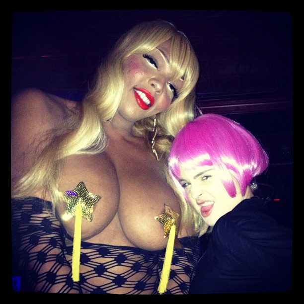 Kelly Osbourne faz farra em boate e posa com mulher com os seios à mostra (Foto: Instagram)