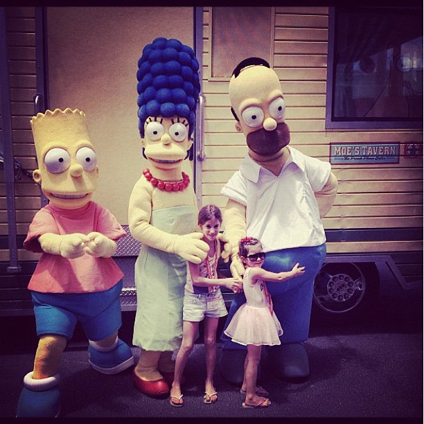 Filhas de Rodrigo Faro posam com bonecos da família Simpsons na Disney (Foto: Reprodução / Instagram)