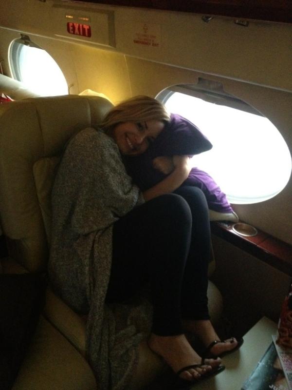 Demi Lovato em voo para Miami, nos EUA (Foto: Twitter/ Reprodução)