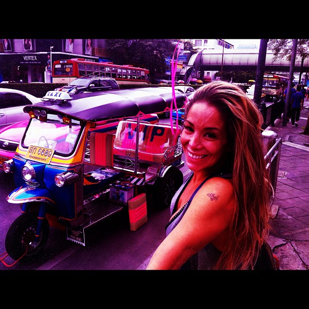 Danielle Winits anda de tuk tuk na Tailândia (Foto: Twitter/Reprodução)