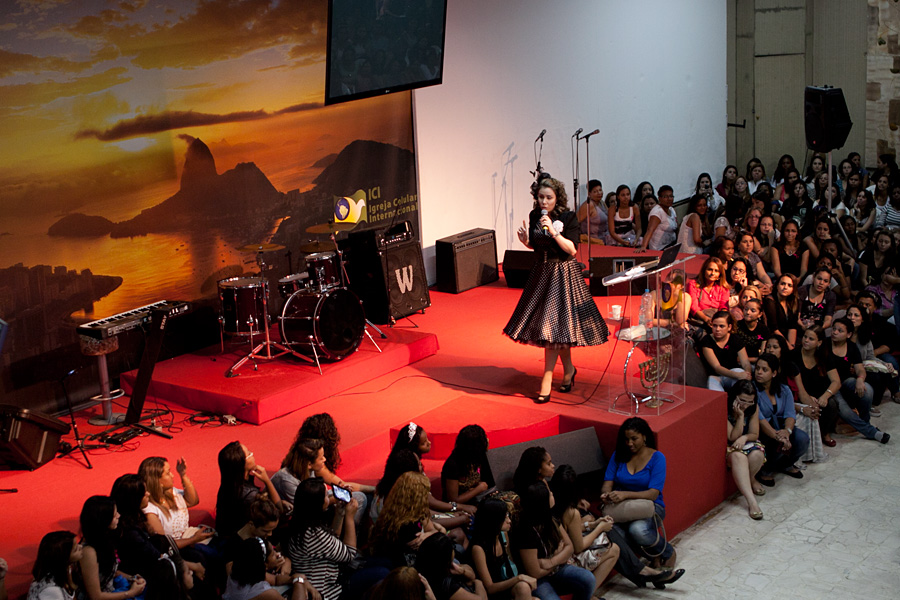 Sarah Sheeva comanda o culto das princesas, que acontece toda última quinta-feira do mês na Igreja Celular Internacional, dentro de um clube em Copacabana, na Zona Sul do Rio