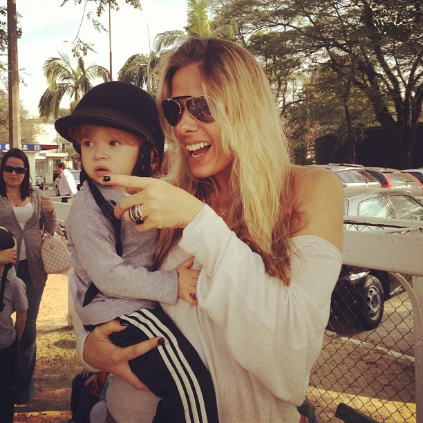 Adriane Galisteu leva o filho para andar a cavalo (Foto: Instagram)