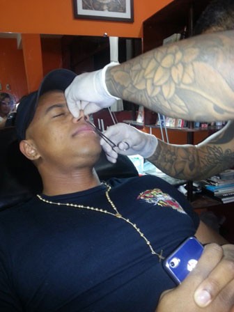 Leo Santana coloca piercing (Foto: Divulgação)